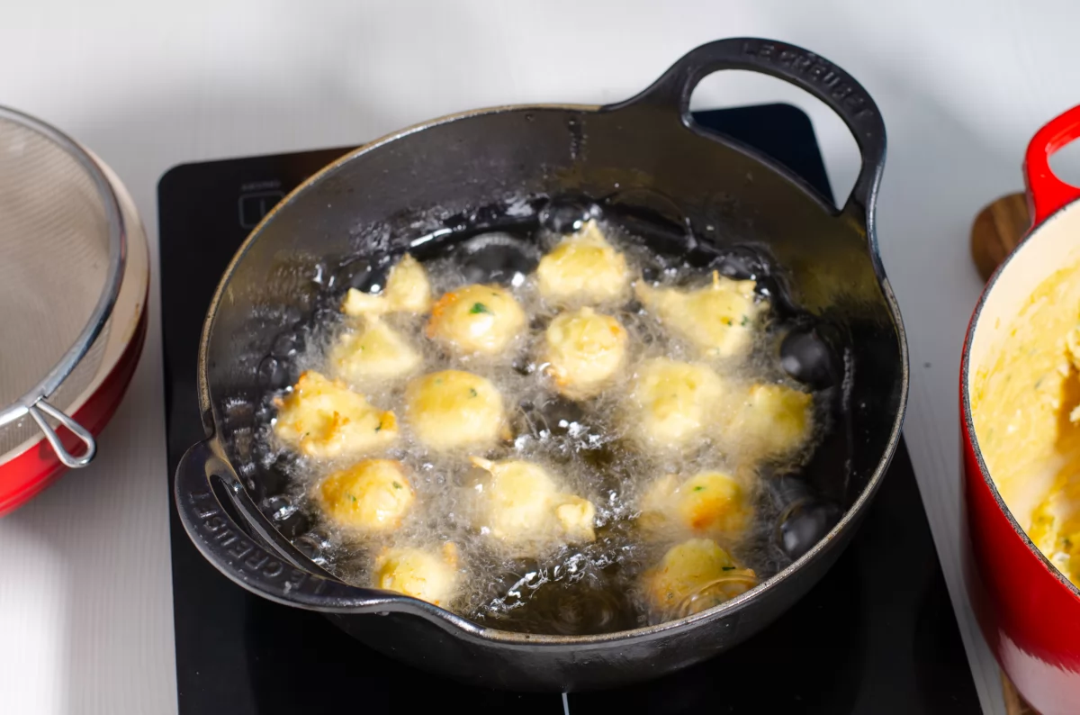 Freimos los buñuelos en el cazo con aceite