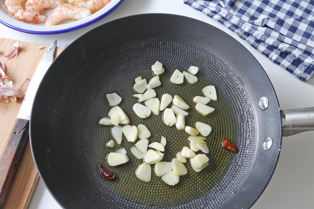 Fry garlic prawns with garlic