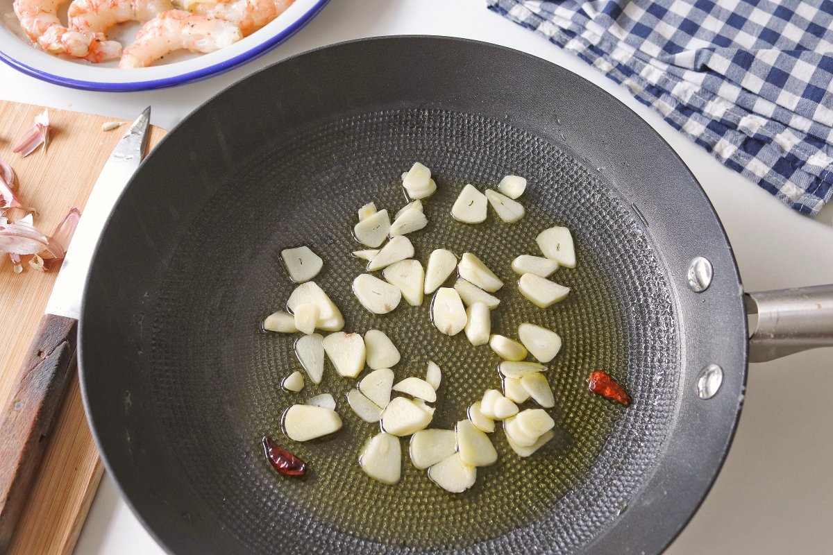 Freír ajos para las gambas al ajillo