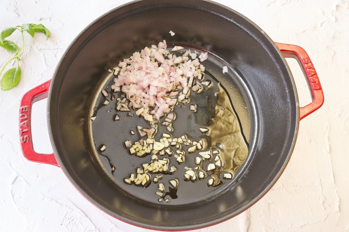 Freír ajos y cebolla para la salsa marinara de los manicotti