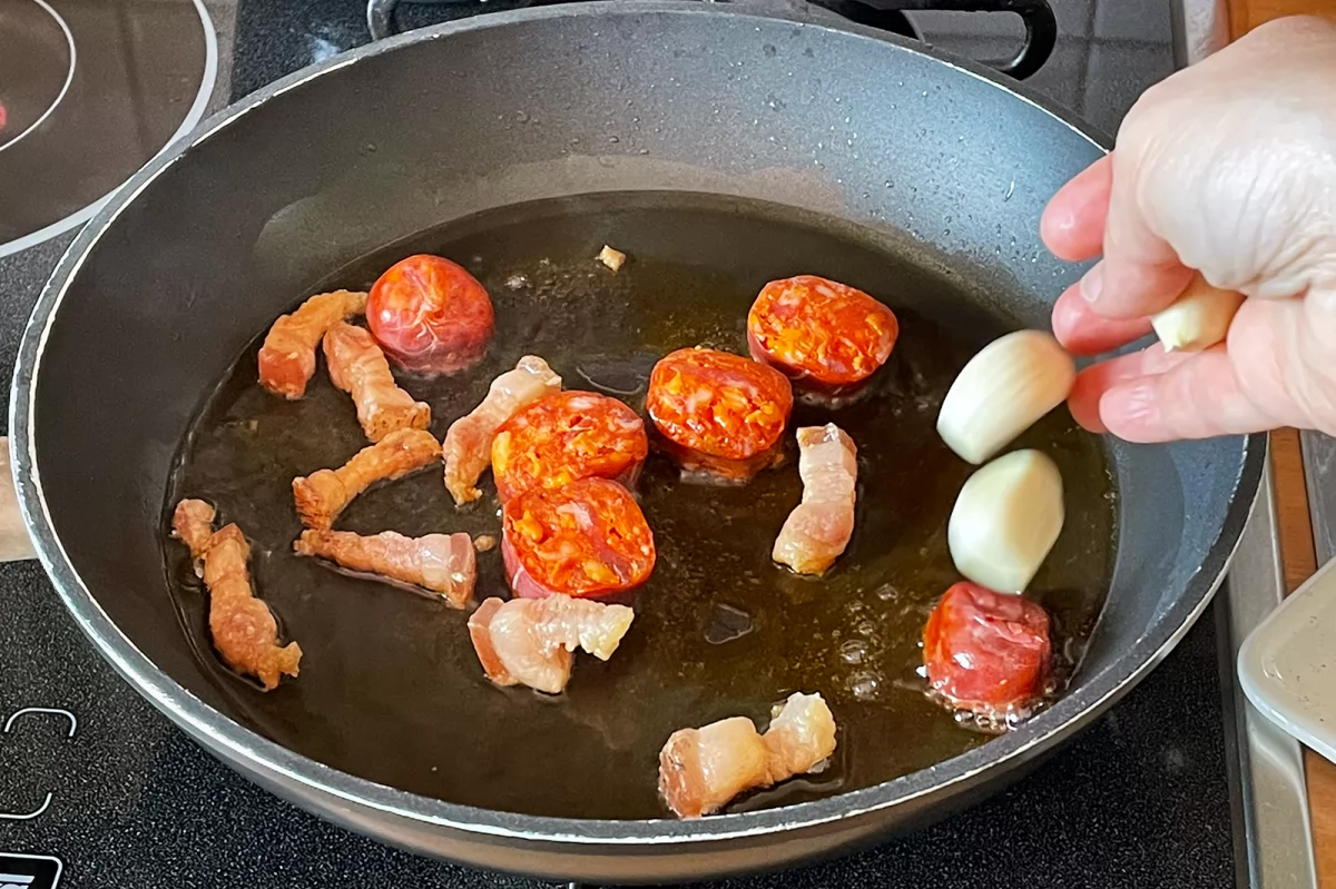 Gachas manchegas 4 Freír chorizo y ajos