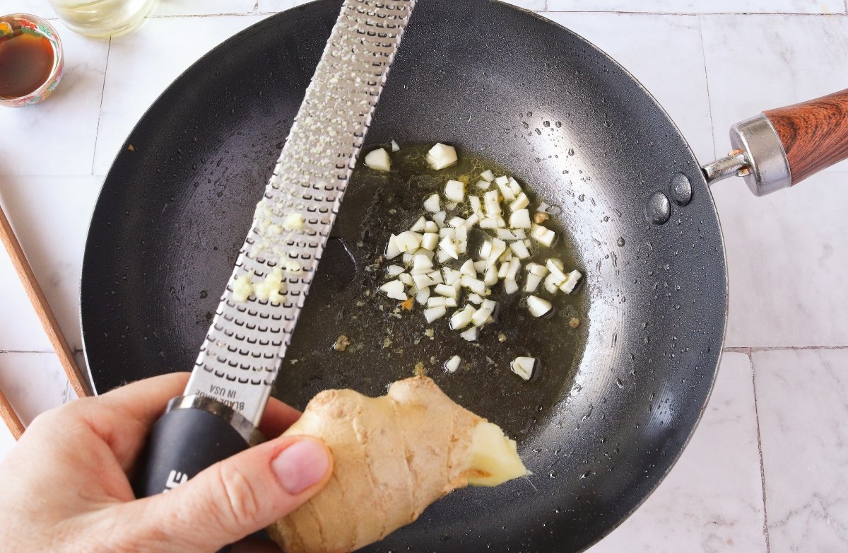 Freír el ajo y el jengibre para el chop suey
