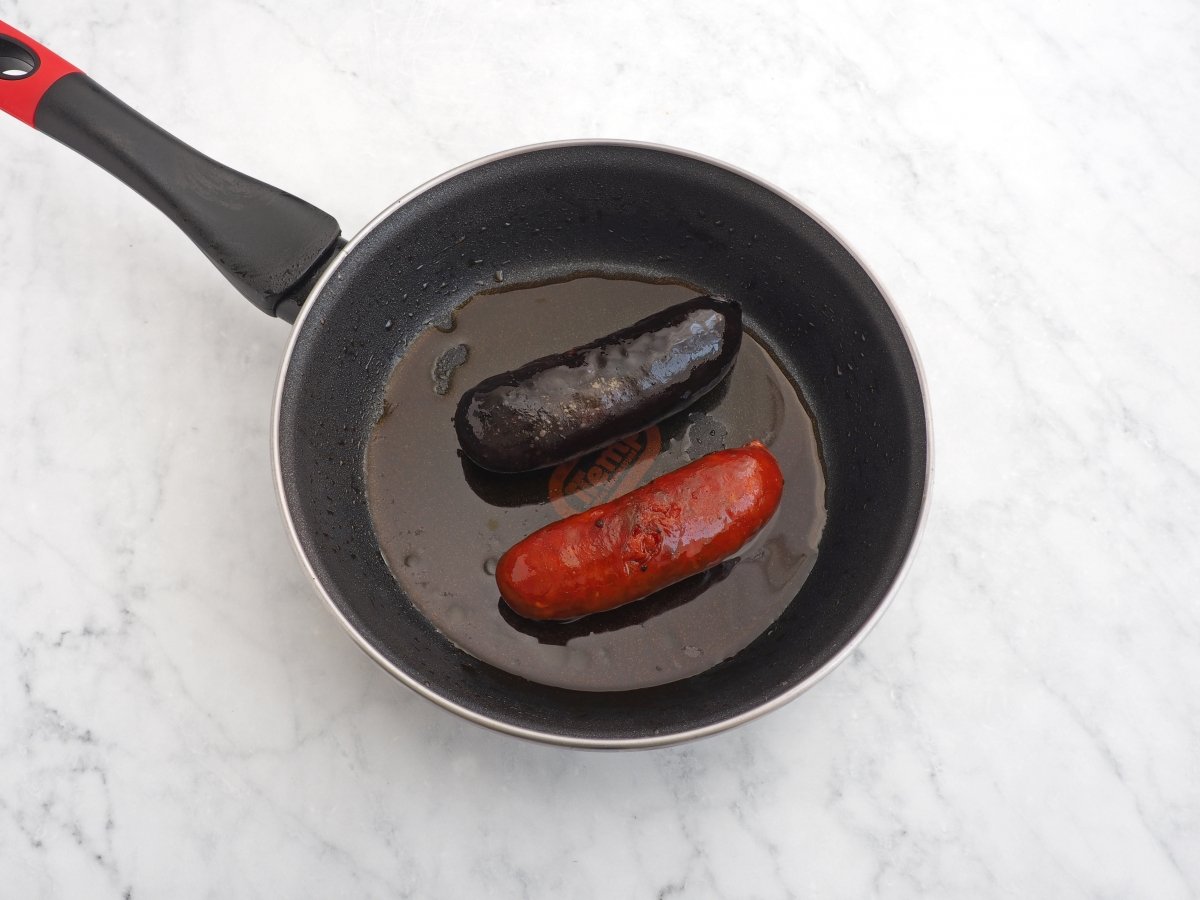 Freír el chorizo y la morcilla