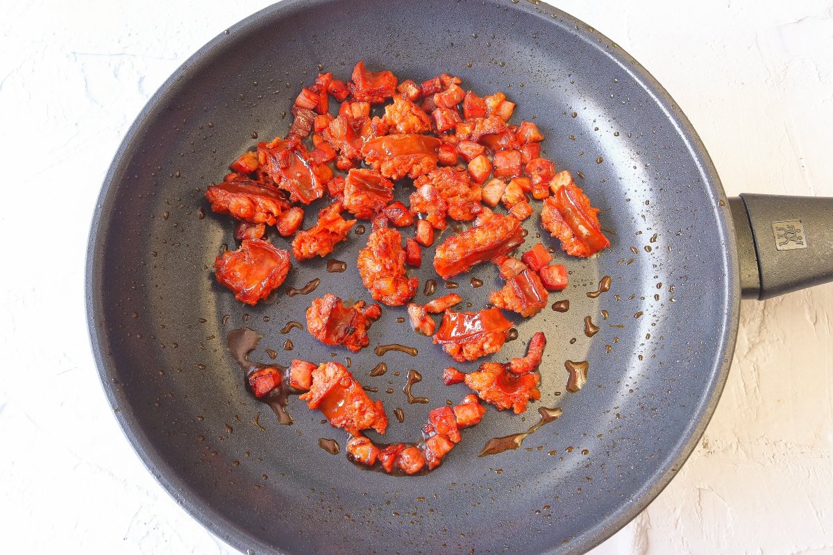 Freír el jamón y el chorizo para el revuelto campero