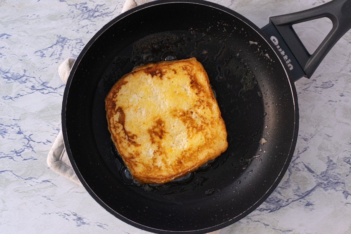 Freír el pan brioche en la sartén