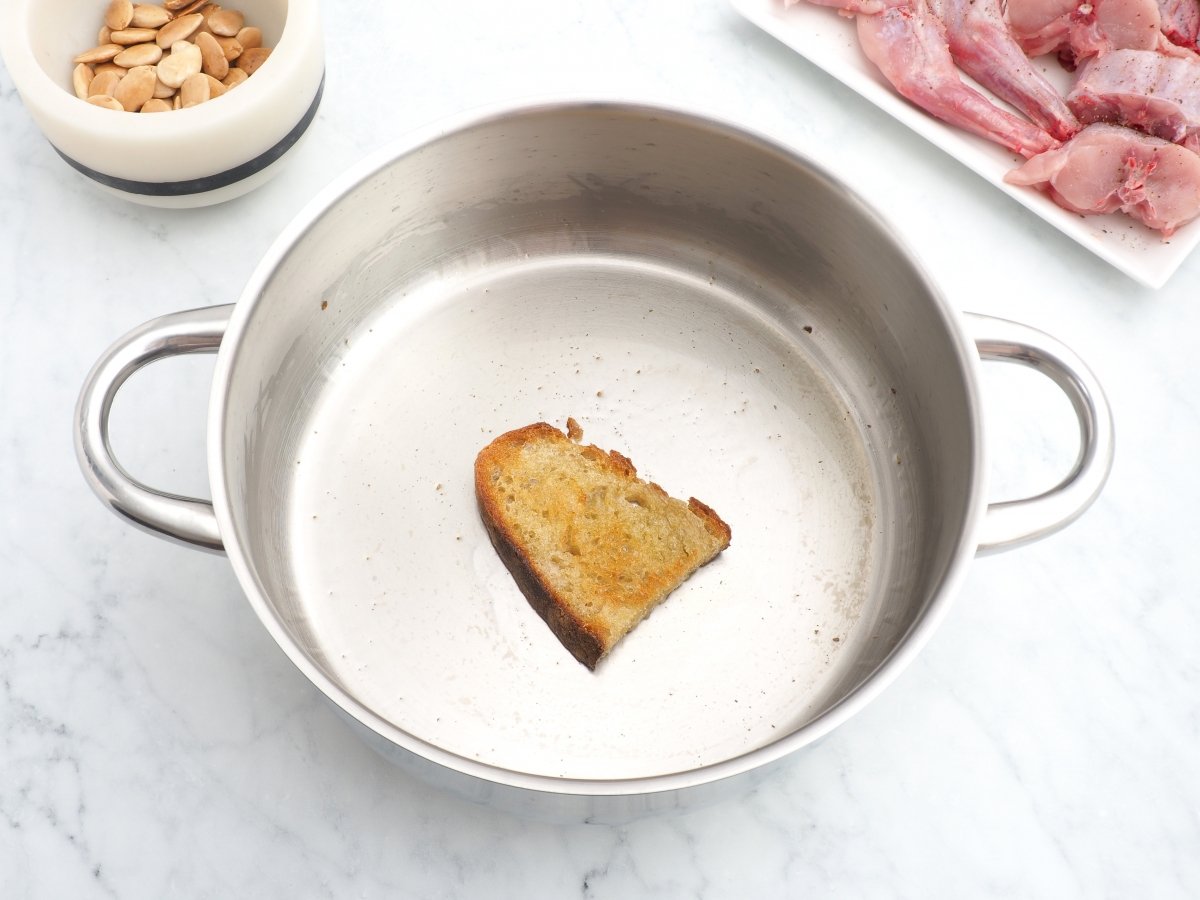 Freír el pan para la salsa