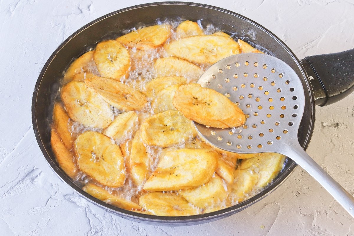 Freír el plátano para el pollo chuco