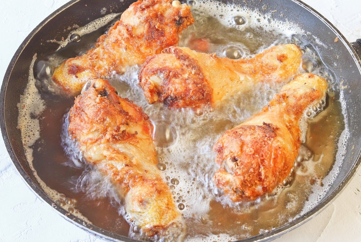 Freír el pollo chuco