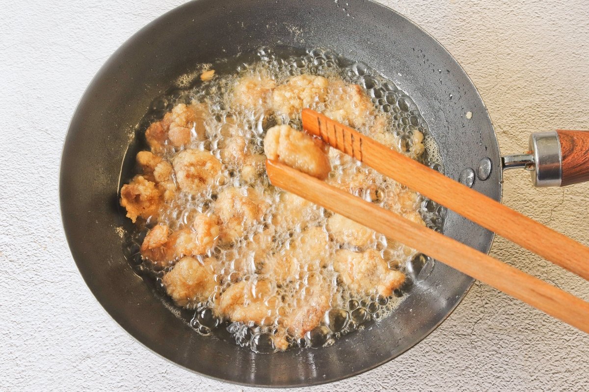 Freír el pollo del general Tso