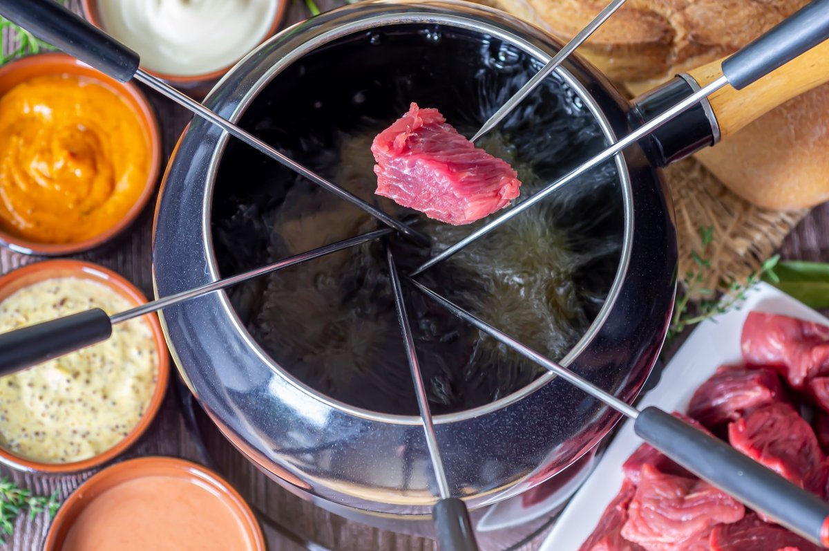 Freír la carne dentro de la fondue