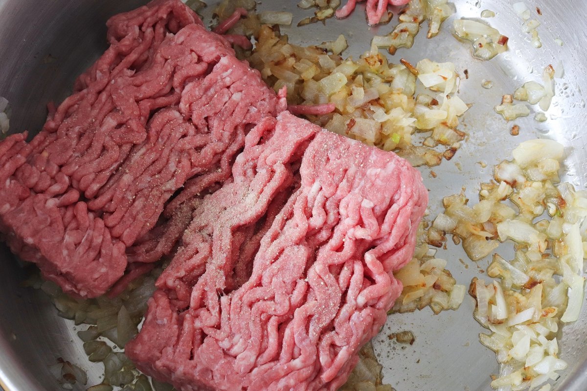Freír la carne para los rollitos de calabacín