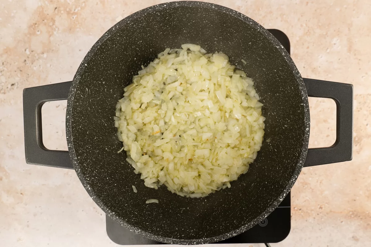 Freír la cebolla para la torta pascualina