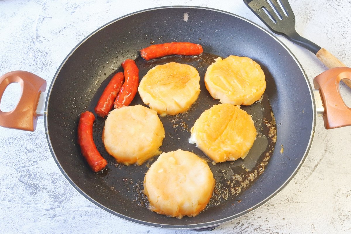 Freír la chistorra y los llapingachos