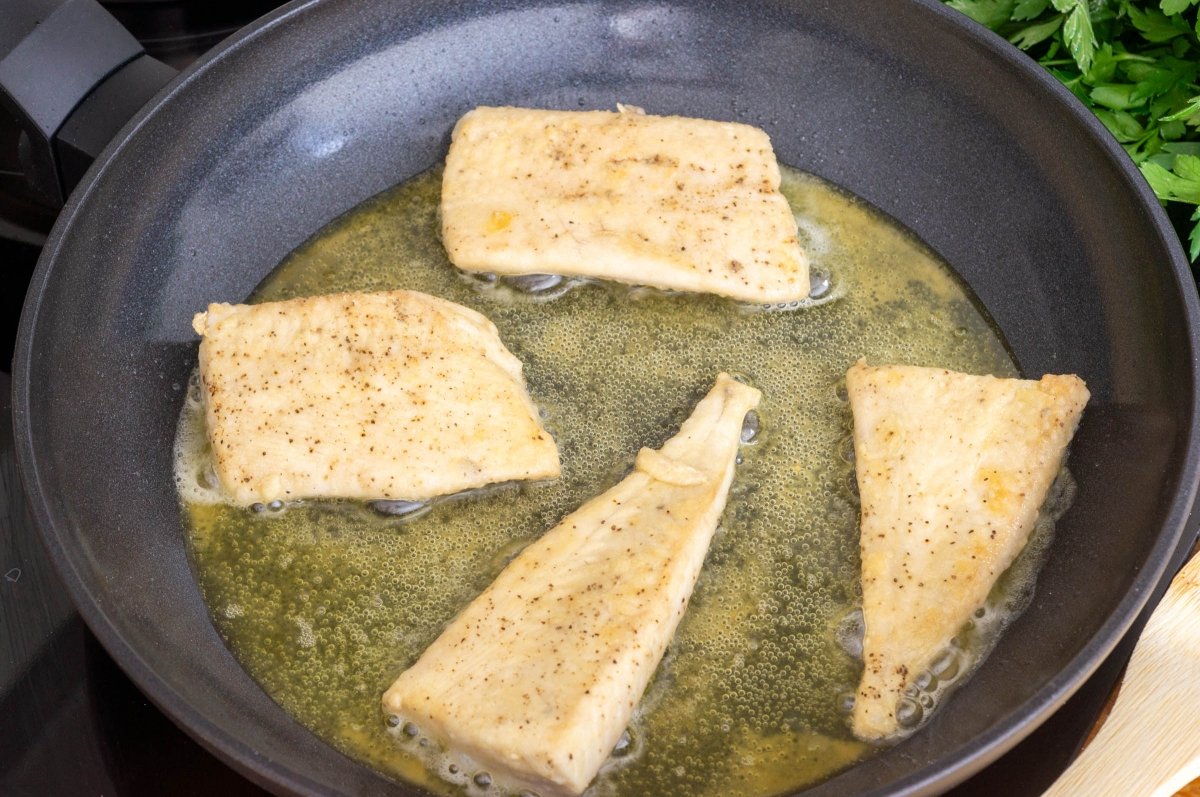 Freír la palometa para hacerla con tomate