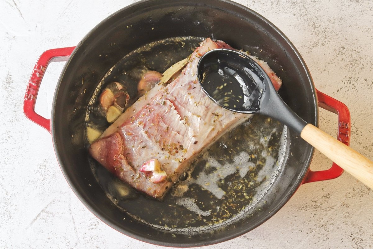 Freír la panceta en el adobo por un lado para hacer los chicharrones de Cádiz
