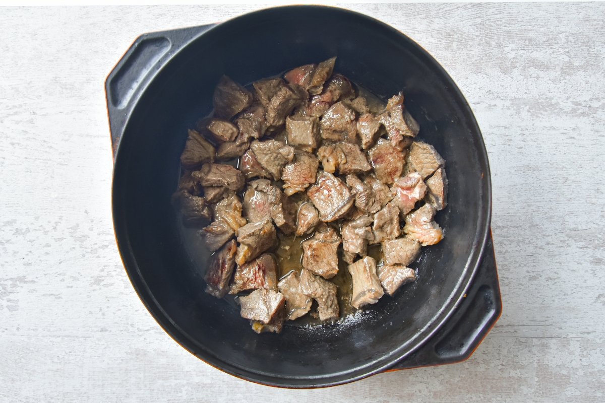 Freír la ternera para el ragú o ragout de ternera