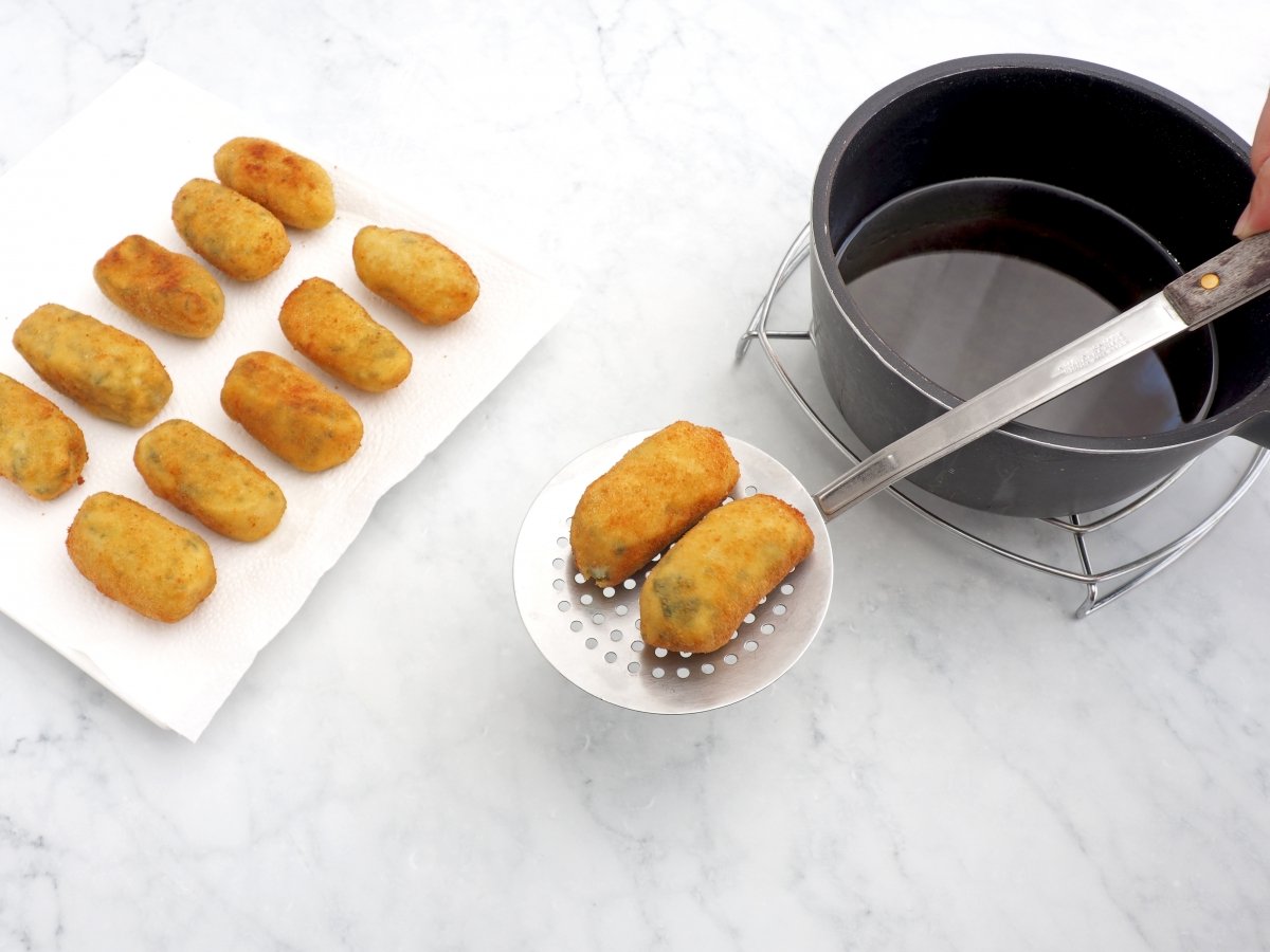 Freír las croquetas de espinacas