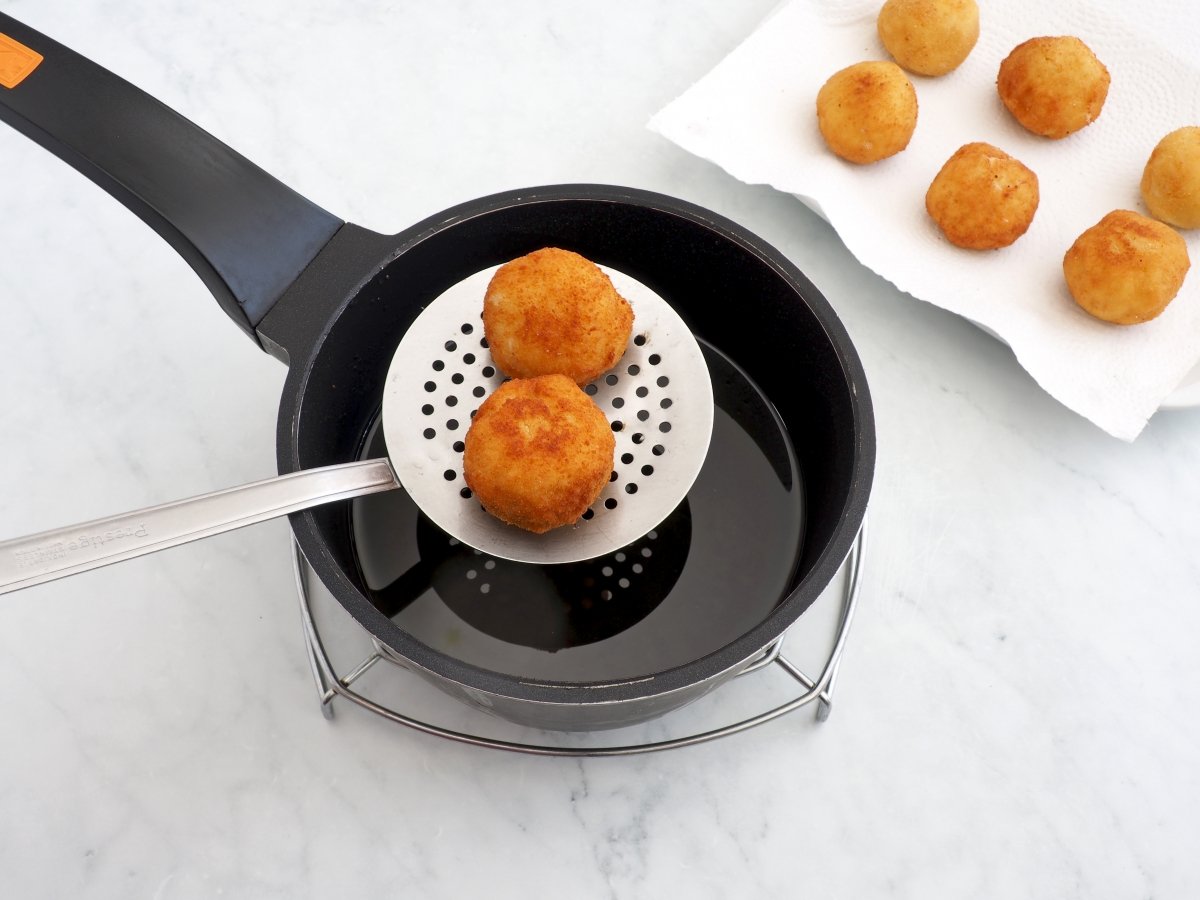 Freír las croquetas de gambas al ajillo