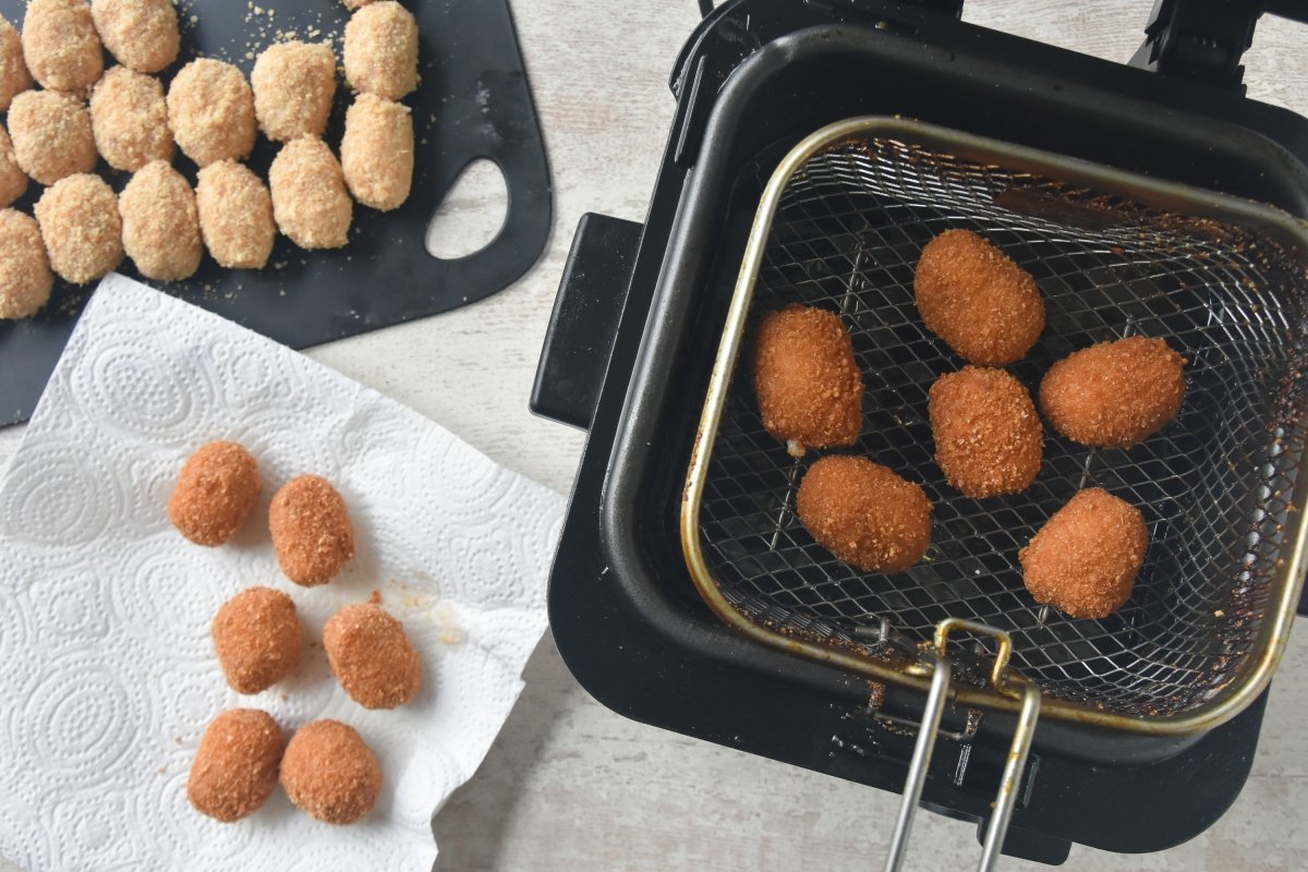 Freír las croquetas de jamón