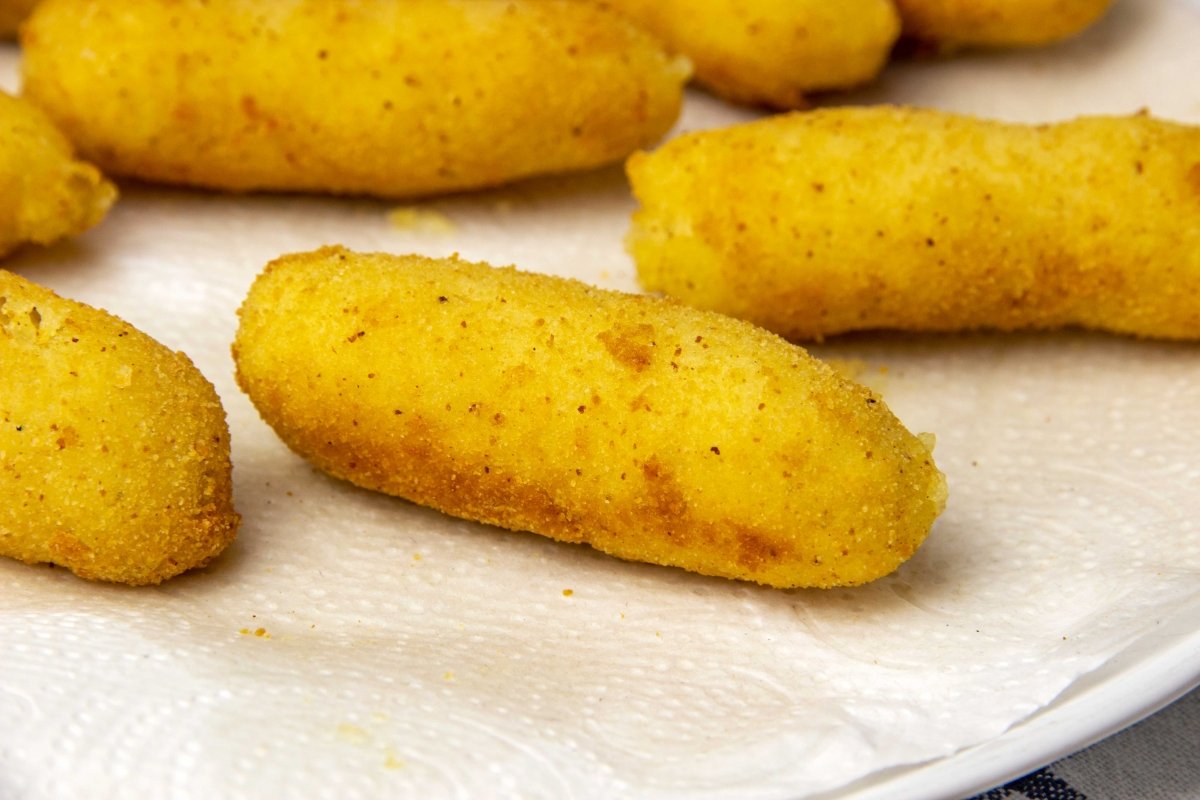 Fry the potato croquettes