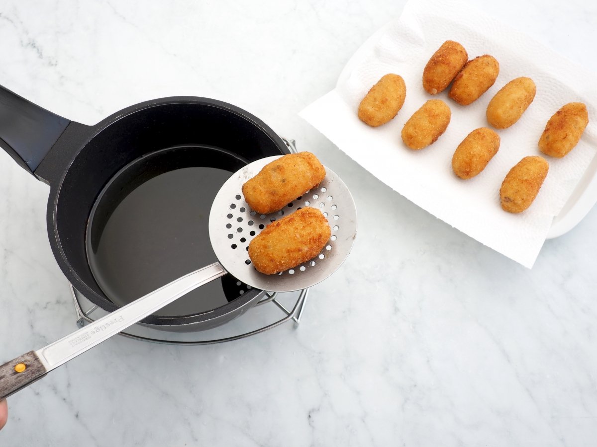 Freír las croquetas de pulpo
