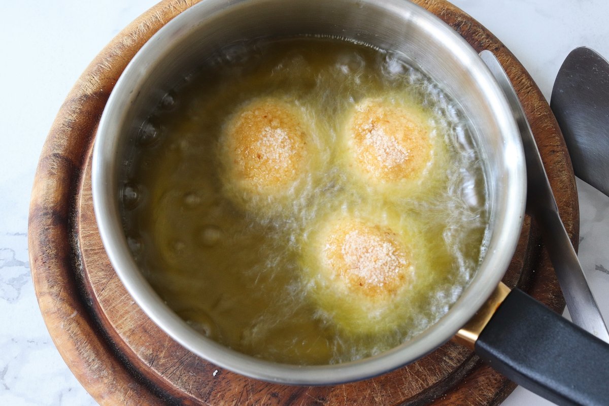 Freír las croquetas en abundante aceite caliente