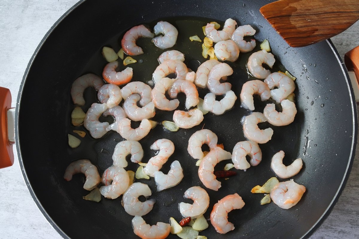 Freír las gambas espaguetis con gambas al ajillo