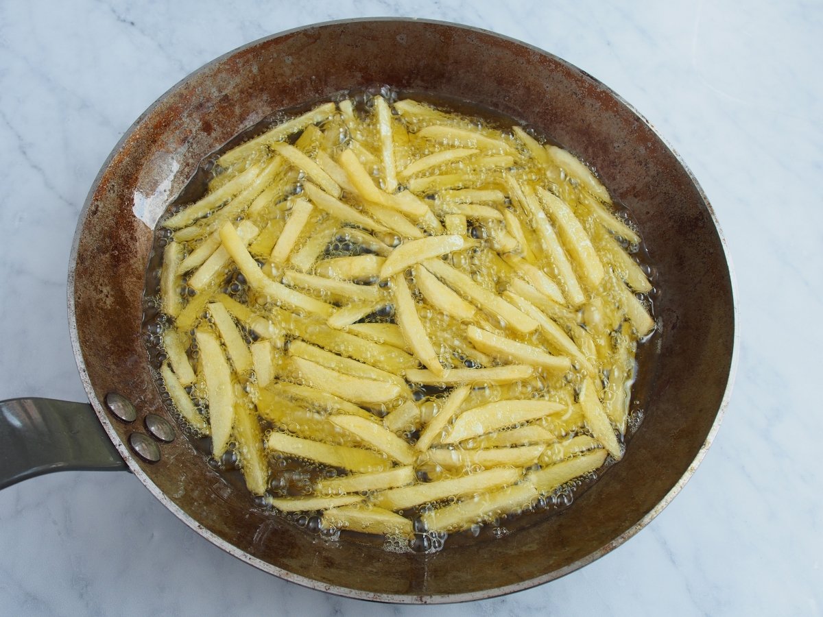 Freír las patatas de guarnición de los flamenquines