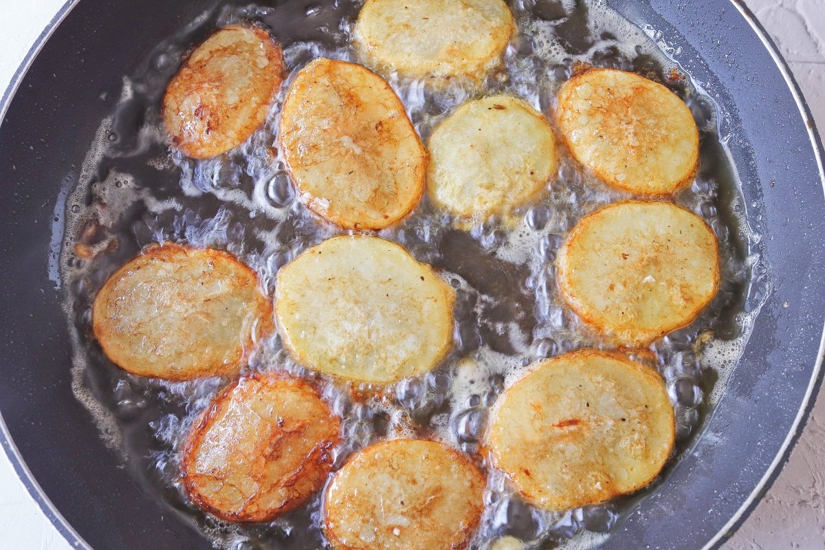 Freír las patatas de Olot