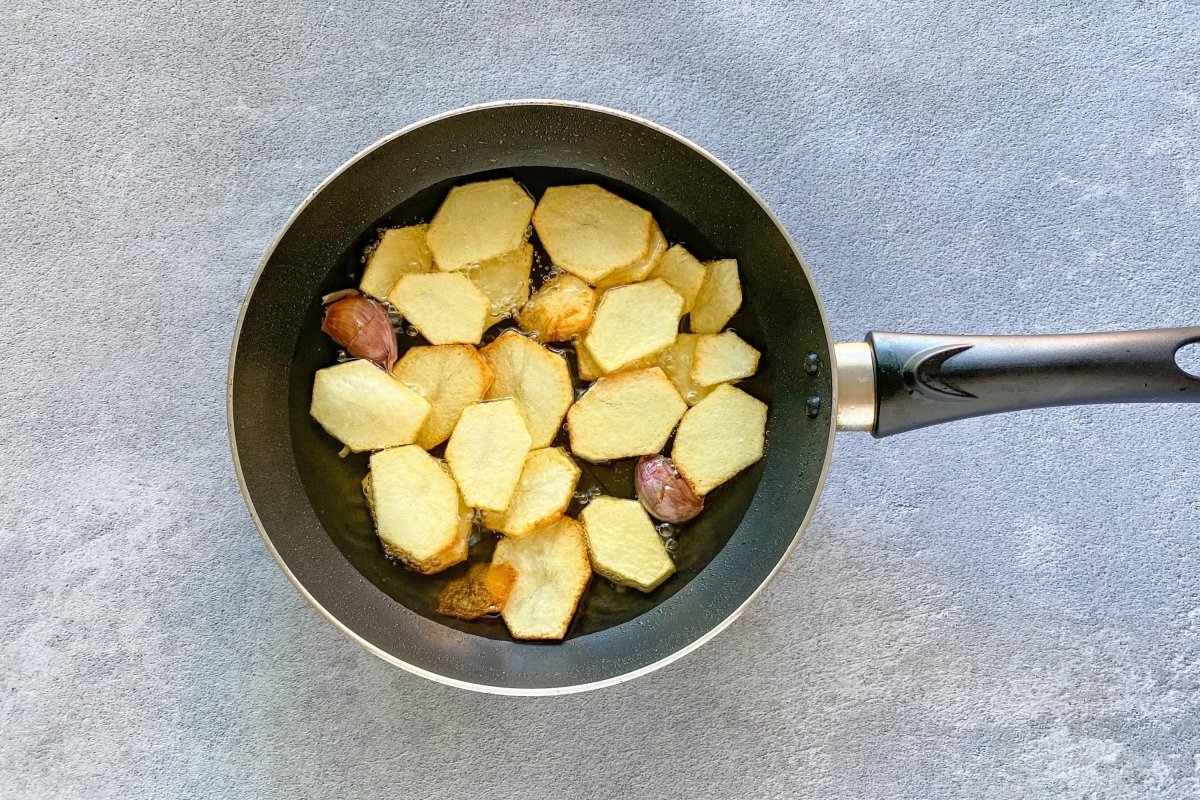 Freír las patatas hasta que estén doradas