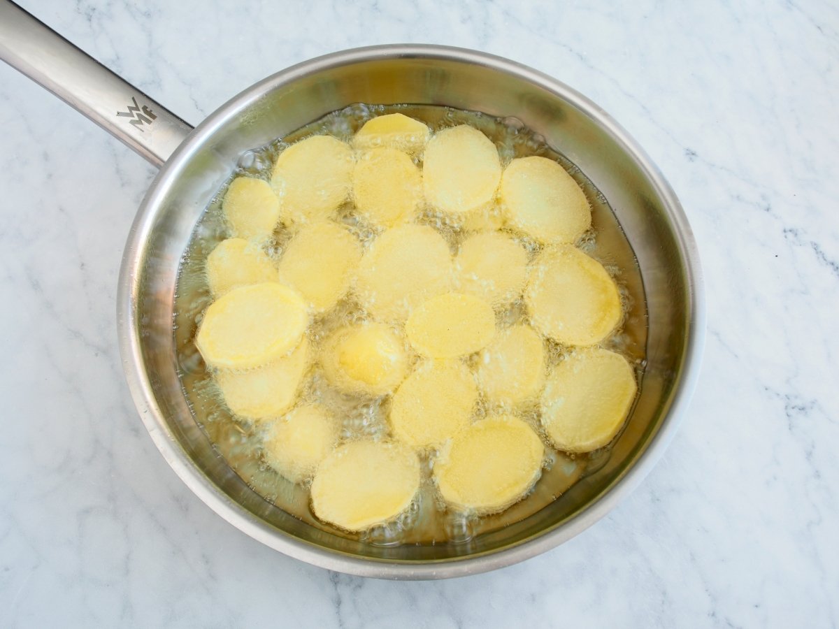 Freír las patatas para el bacalao a la portuguesa