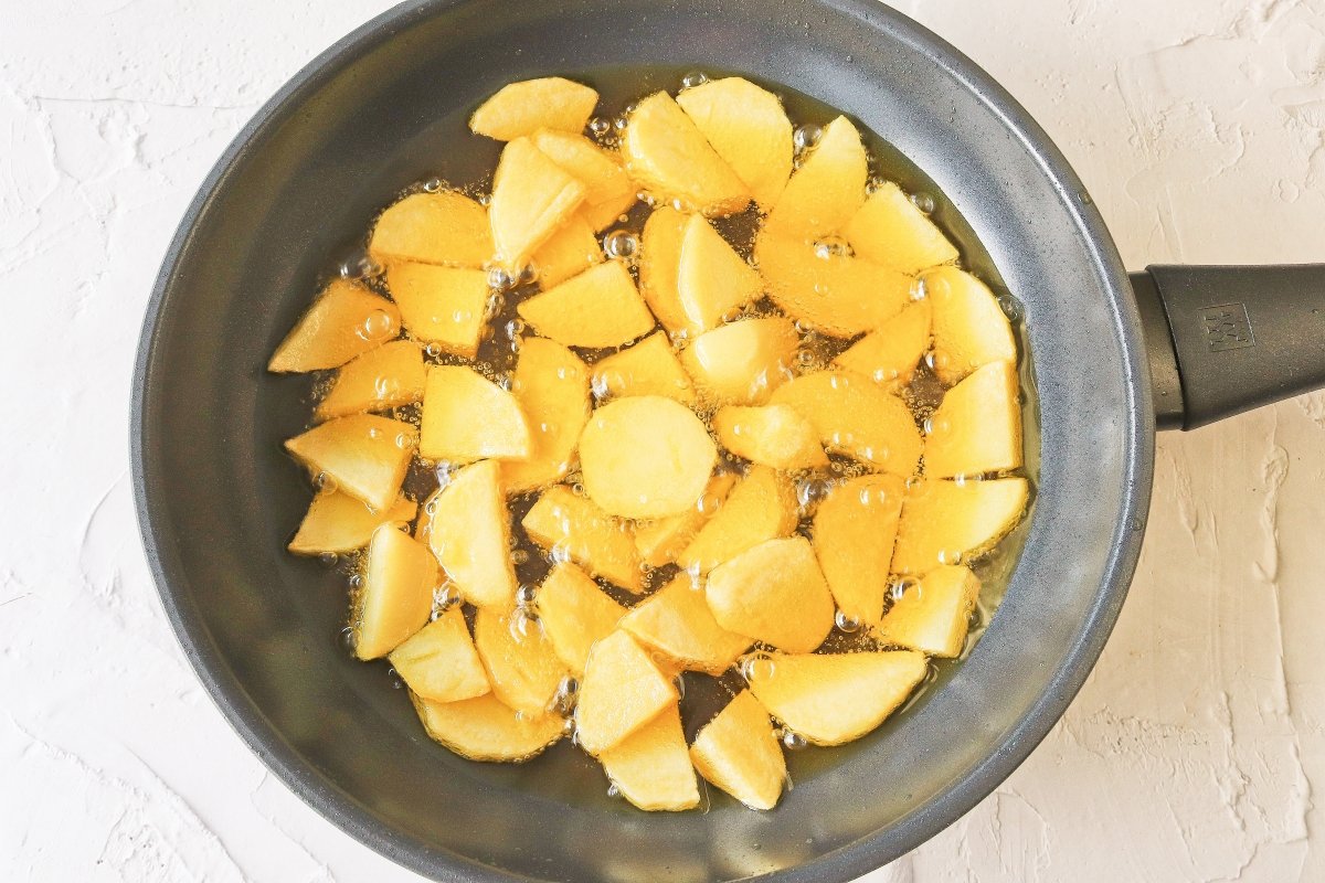 Freír las patatas para el revuelto campero