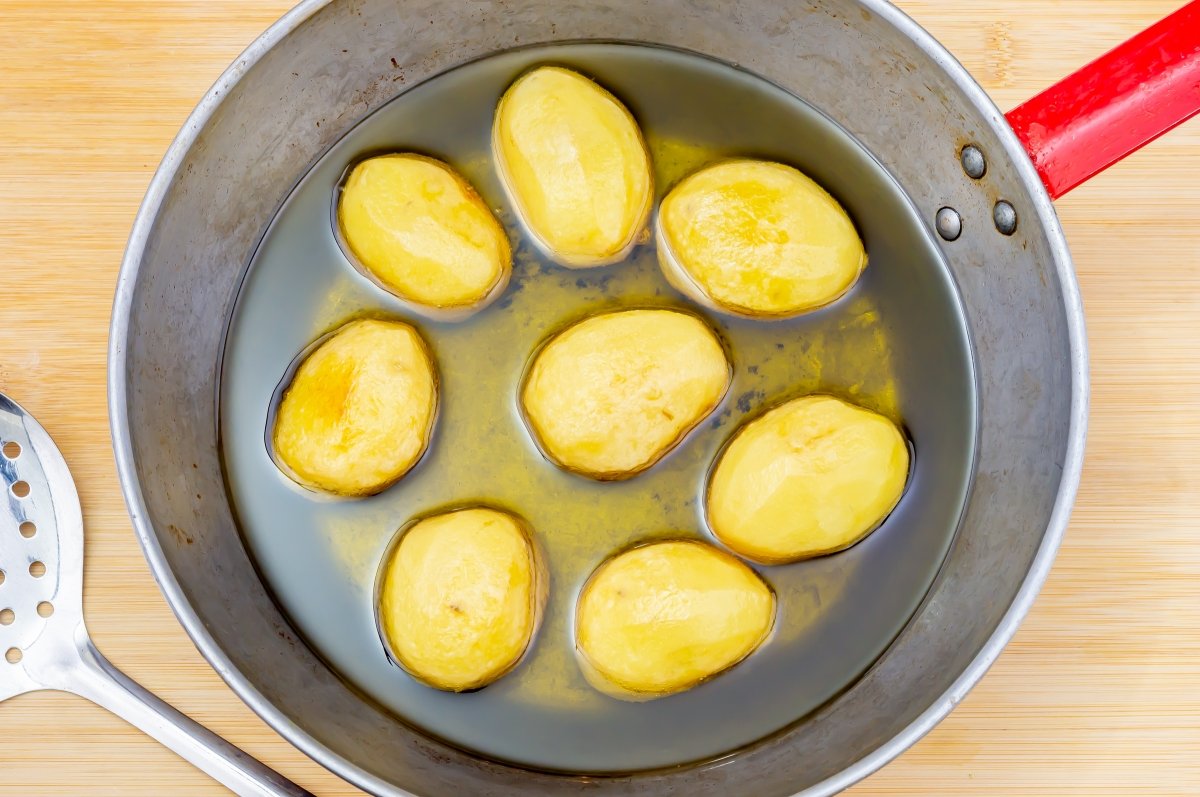 Freír las patatas para la carne asada