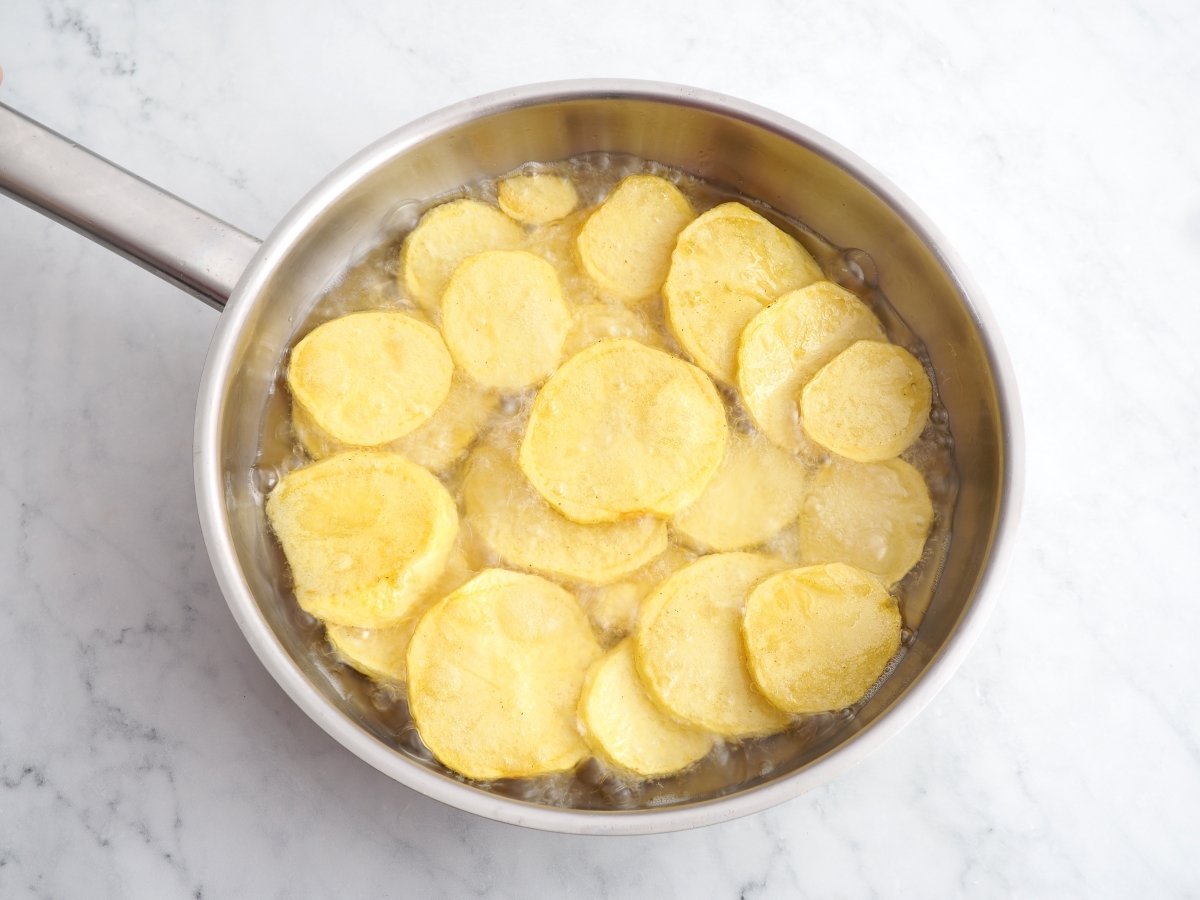 Freír las patatas para los huevos a la riojana