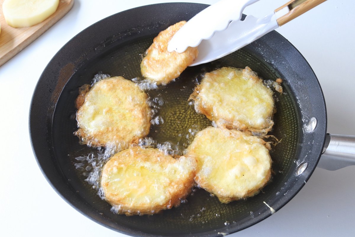 Freír las patatas rebozadas para hacerlas a la importancia