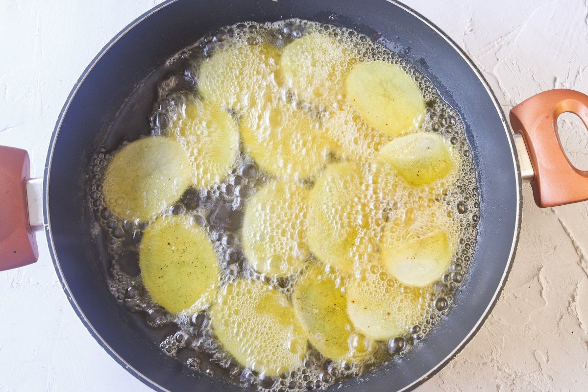 Freír las rodajas de las patatas de Olot