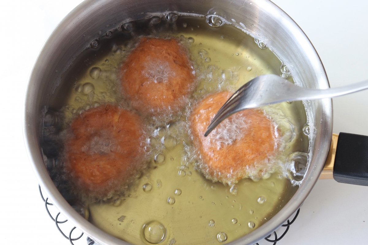 Freír las rosquillas de naranja