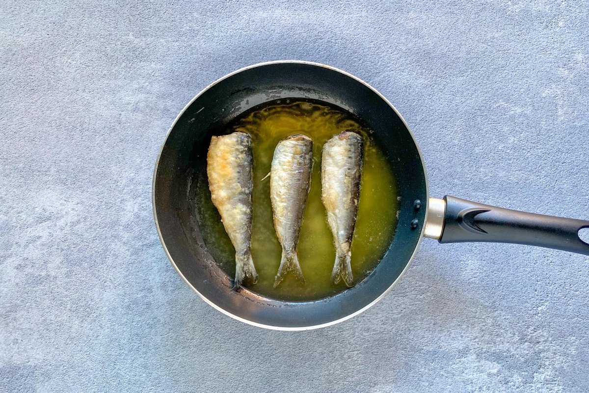 Freír las sardinas en aceite de oliva
