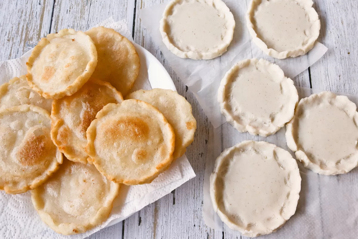 Freír las tortillas de las sopes de pollo