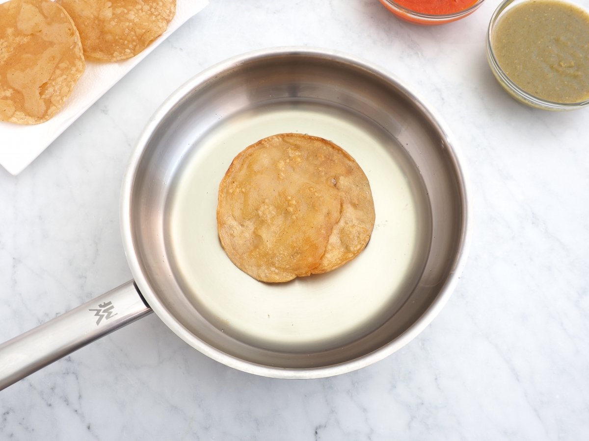 Freír las tortillas de maíz para los huevos divorciados