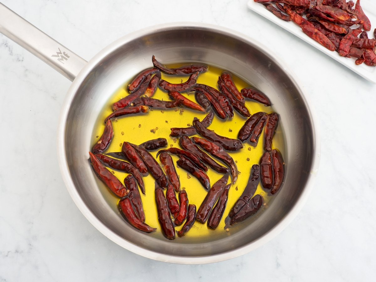 Freír los chiles de árbol