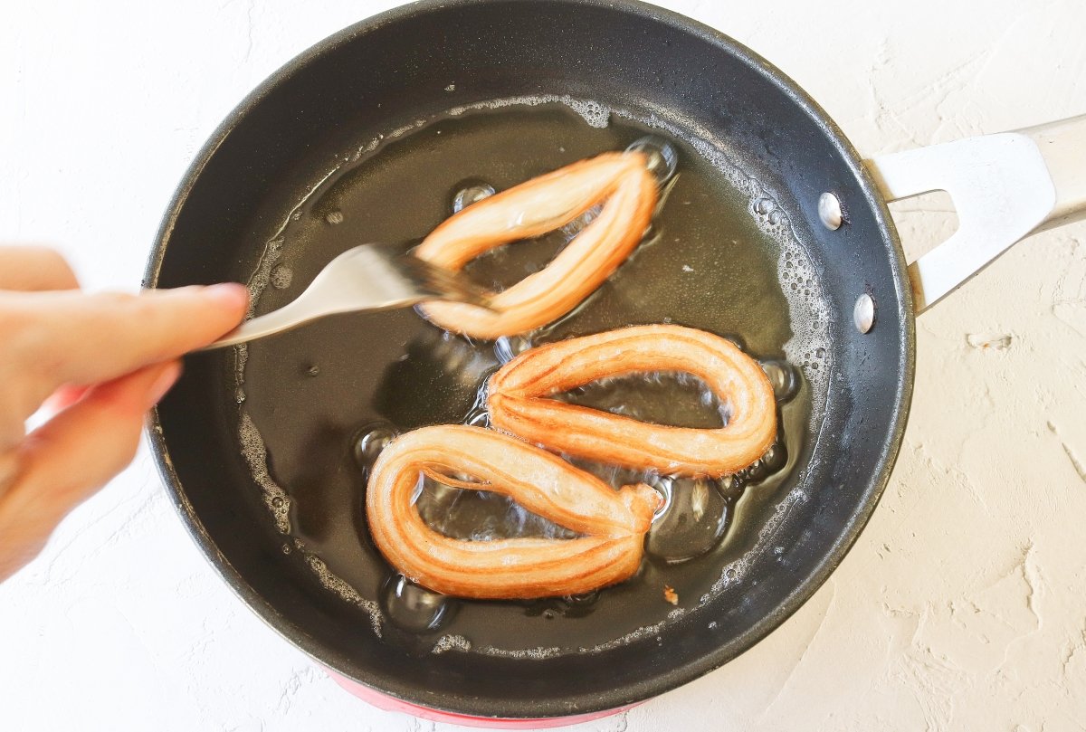 Freír los churros para el arroz con cosas