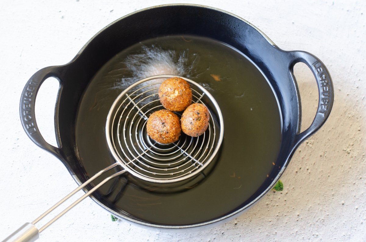Freír los falafel en abundante aceite caliente