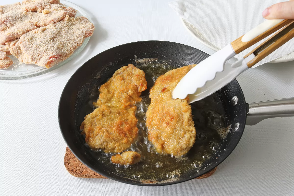 Milanesa a la napolitana 5 Freír los filetes empanados para la milanesa a la napolitana