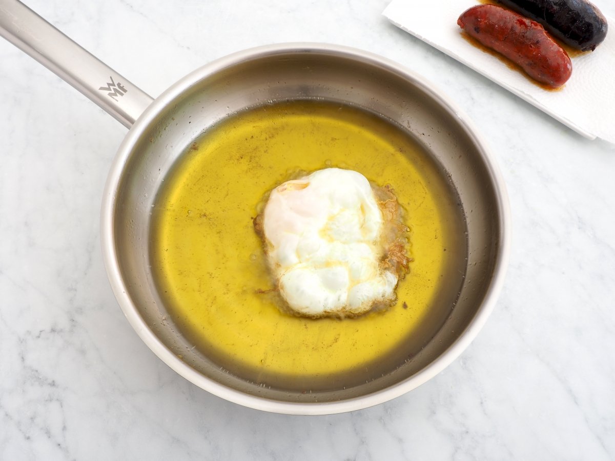 Freír los huevos del plato alpujarreño