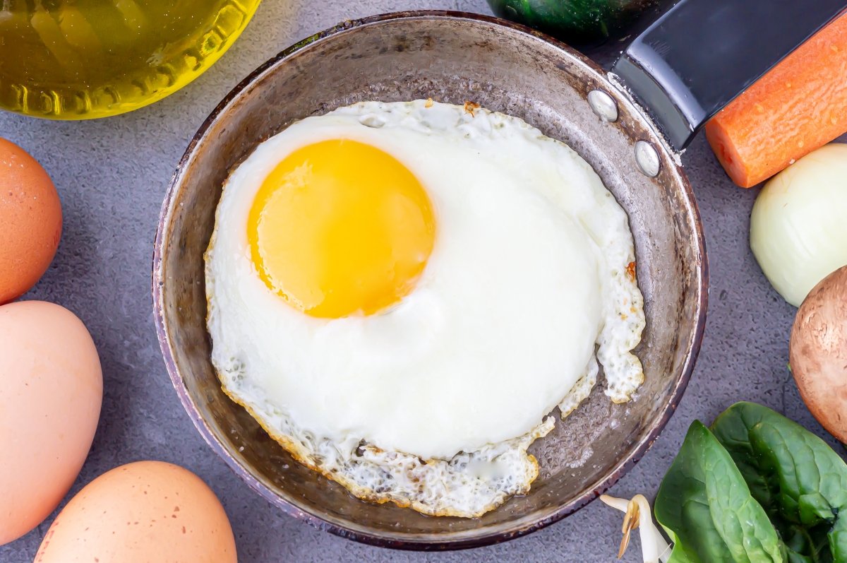 Freír los huevos para el bibimbap coreano