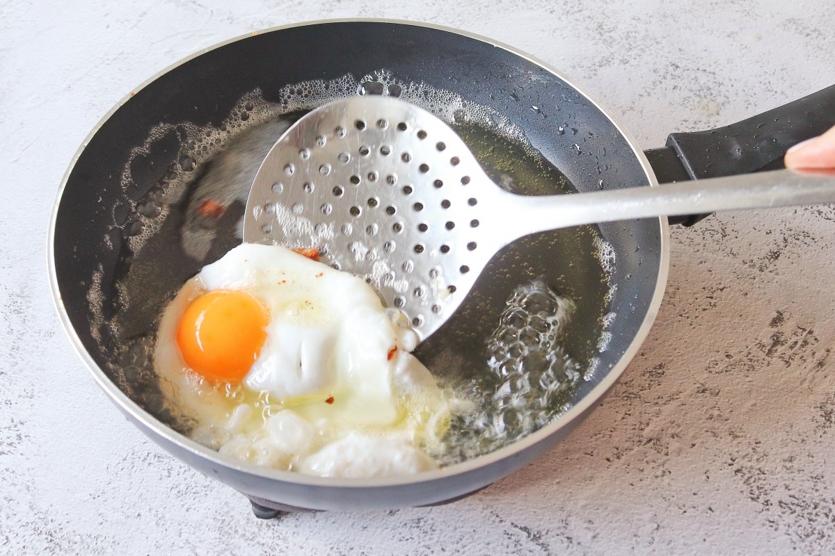 Freír los huevos para el prego no prato