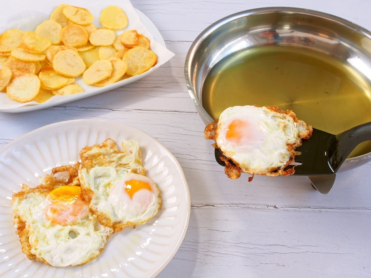 Freír los huevos para hacer los huevos rotos con jamón
