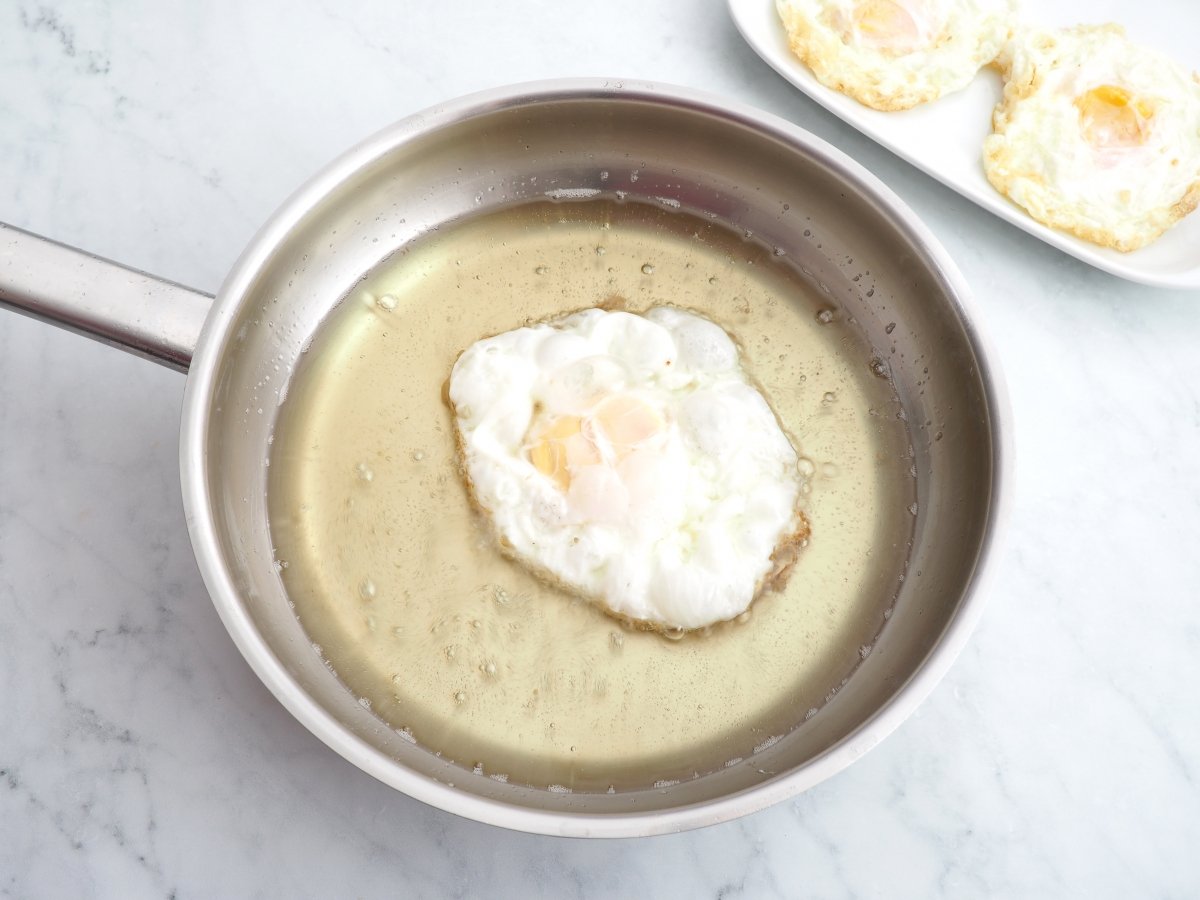 Freír los huevos para los huevos a la riojana