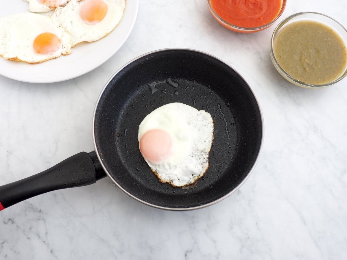 Freír los huevos para los huevos divorciados